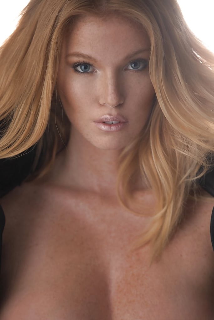 Goddess blonde Elizabeth Ostrander shows us an outstanding strip show