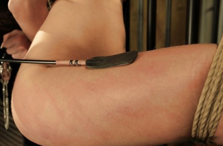 Barbie Rose dominée sans pitié par une cruelle maîtresse BDSM dans un jeu de torture douloureux - 6