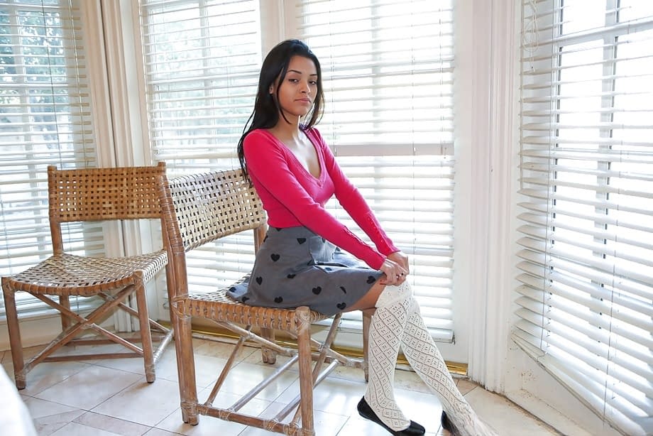 Josie Jagger dévoile son sexe rose et dégoulinant ainsi que son cul délicieusement serré - 1