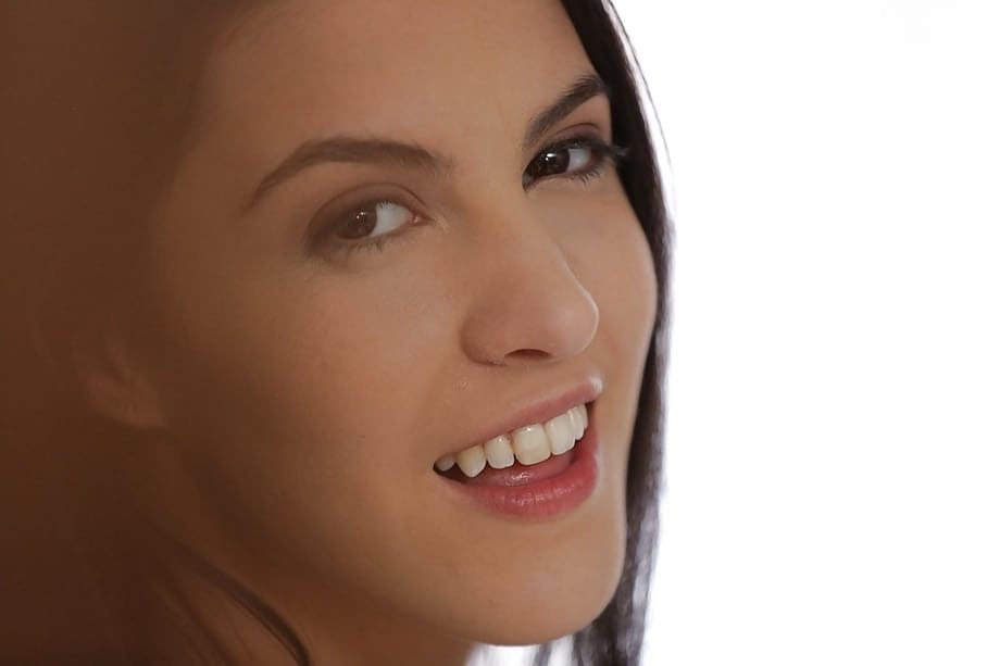 Carolina Abril écarte les jambes et s'enfonce profondément les doigts dans sa chatte juteuse jusqu'à ce que son orgasme explose - 4