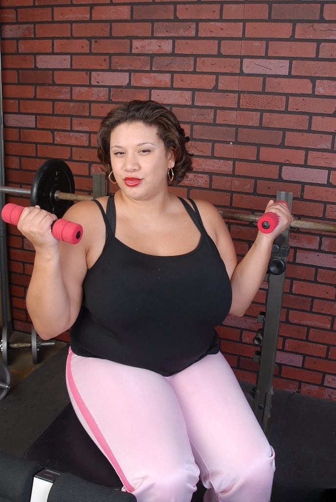 Monet Staxxx, formosa BBW procace, si spoglia in palestra dopo un allenamento bollente - 1