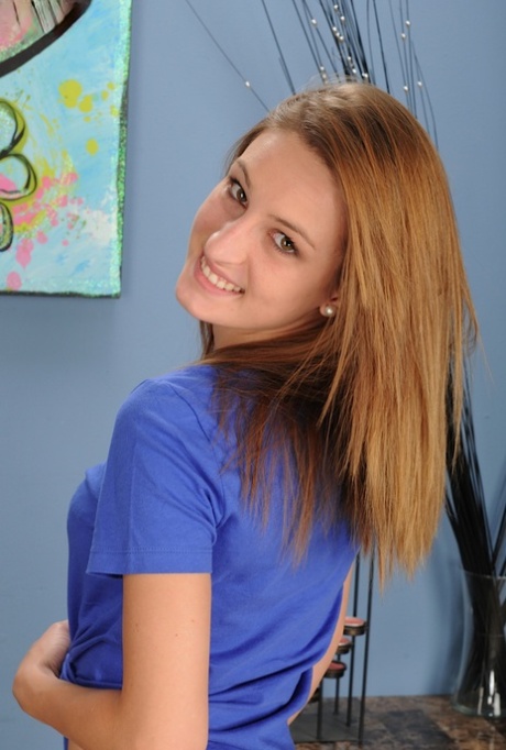 Maci Winslett teen pettoruta stuzzica la fica rasata con slip senza mutande, avvicinandosi dolcemente - 2