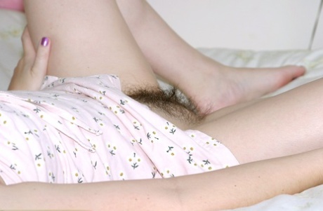 Dawn espone la sua passera bagnata e pelosa da vicino nella camera da letto - 3