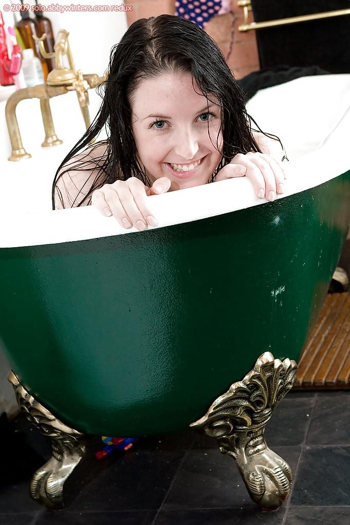 Voluptuous Angela White Sheds Bra in Steamy Bathtub Seduction Scene - 10