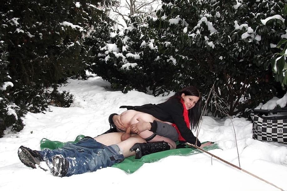 Lussy con calze a rete e stivali viene leccata sul lago - 8