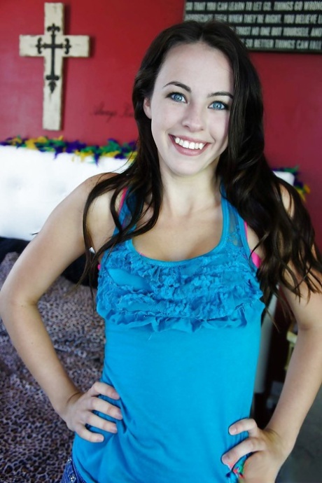 Voluptuosa adolescente Veronica Radke modela seductoramente su cuerpo curvilíneo con shorts ajustados - 3