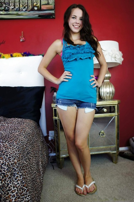 Voluptuosa adolescente Veronica Radke modela seductoramente su cuerpo curvilíneo con shorts ajustados - 4