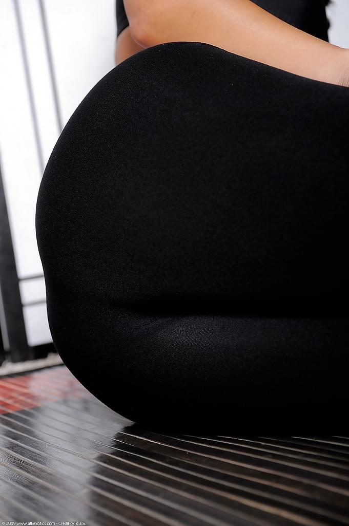 Beti Hana la asiática culona de burbuja se mete los dedos en su coño empapado justo después del yoga - 3