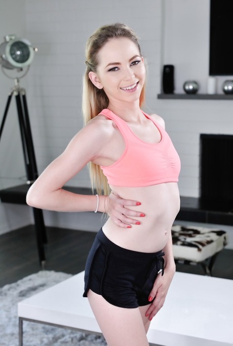 Les petits seins d'Angel Smalls qui débordent de son soutien-gorge de sport humide - 1