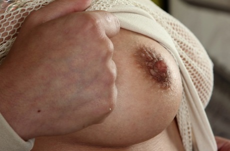 Vanessa Moore che ostenta le sue curve prosperose, il suo bel culo tondo e la fica rosa - 5
