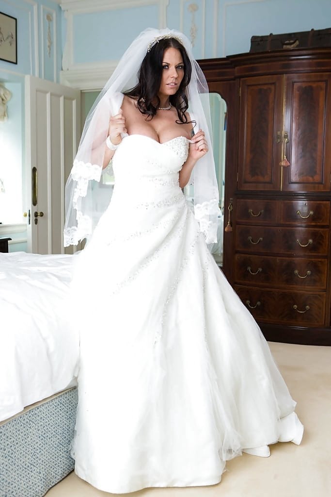 Simony Diamond bares massive MILF ass slipping out of her wedding dress - 2