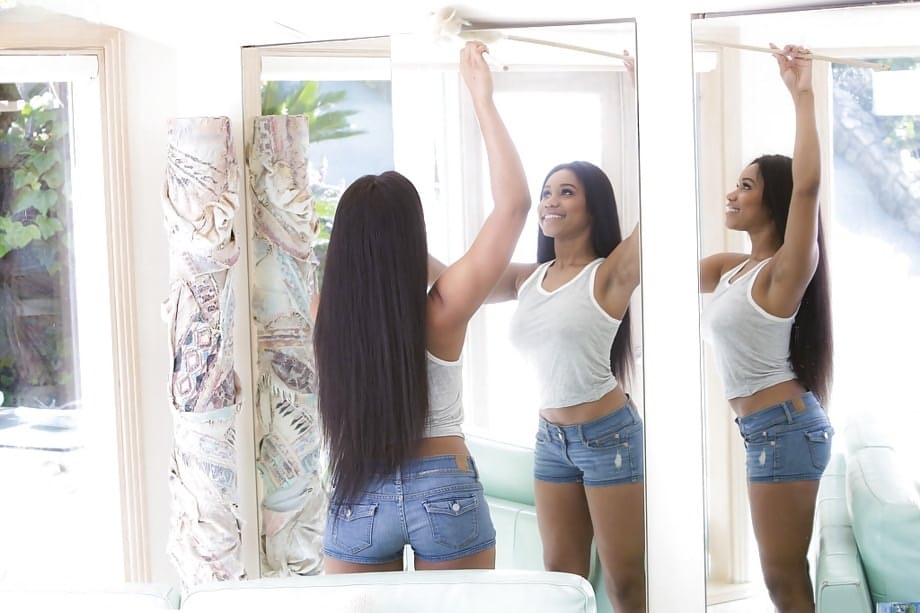 La impresionante Jenna Fox se quita lentamente sus shorts y comparte sus impresionantes tetas grandes de adolescente - 4
