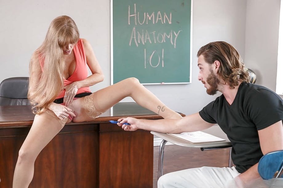 La madura bomba sexual Darla Crane se traga la palpitante polla de su estudiante en el aula vacía - 3