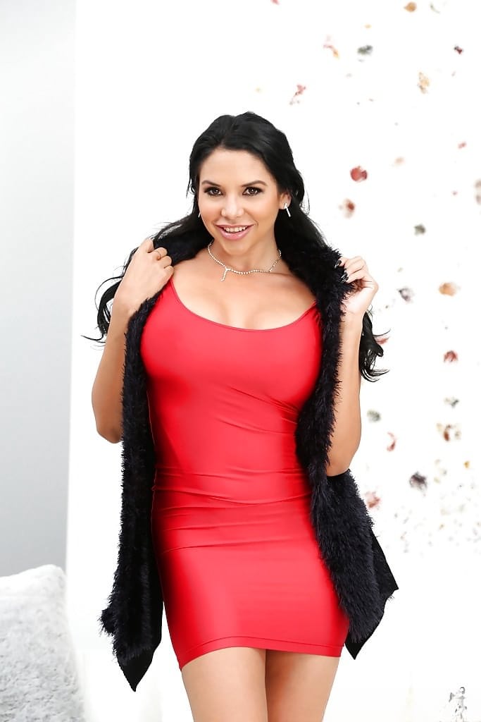 Missy Martinez se déshabille entièrement et exhibe sa poitrine massive dans une séance torride en solo - 1