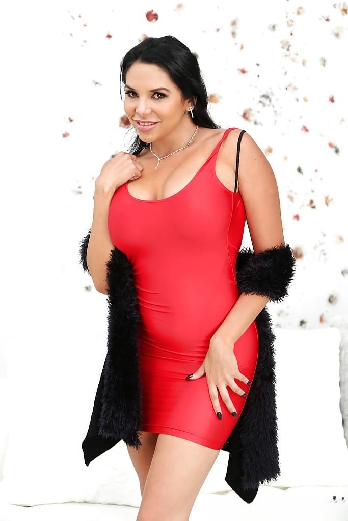 Missy Martinez se déshabille entièrement et exhibe sa poitrine massive dans une séance torride en solo - 4