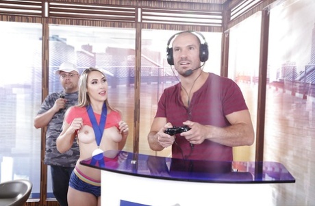 El momento gamer de Kimber Lee con cabello rubio: calcetines hasta la rodilla, una polla enorme y una garganta profunda - 3