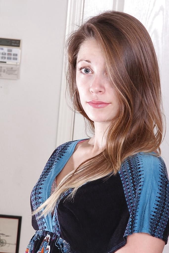 El dulce coño rosado y depilado de Kirsten Lee brilla mientras esta jovencita se masturba con sus dedos en un solo de placer - 2