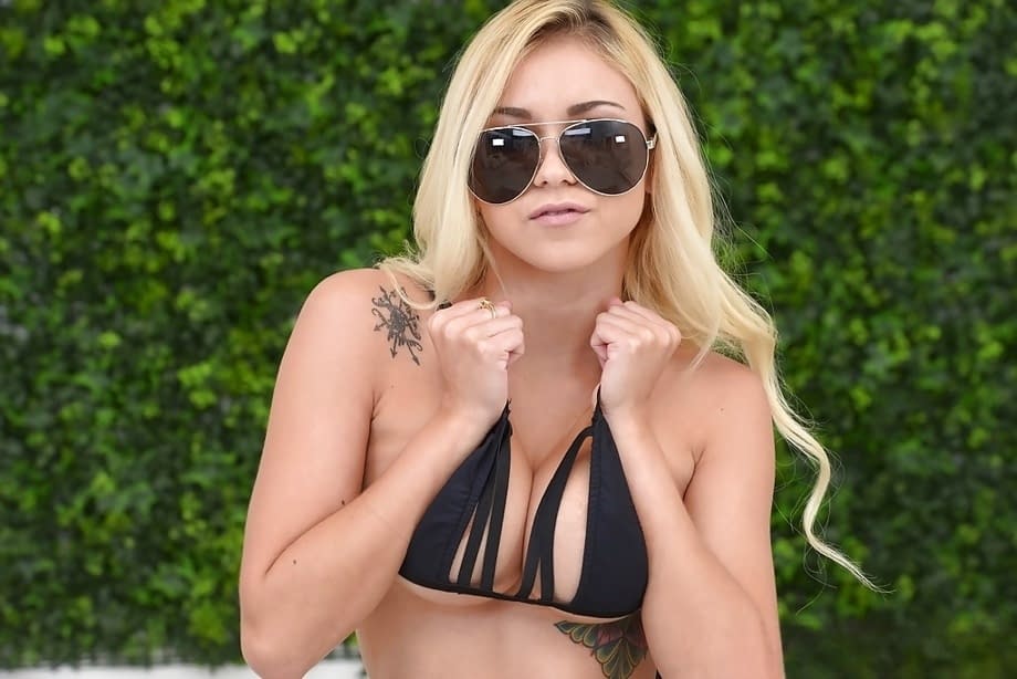 Marsha May tetas grandes, un trasero impresionante, gafas de sol, rubia, en medias y dejando ver todo - 3