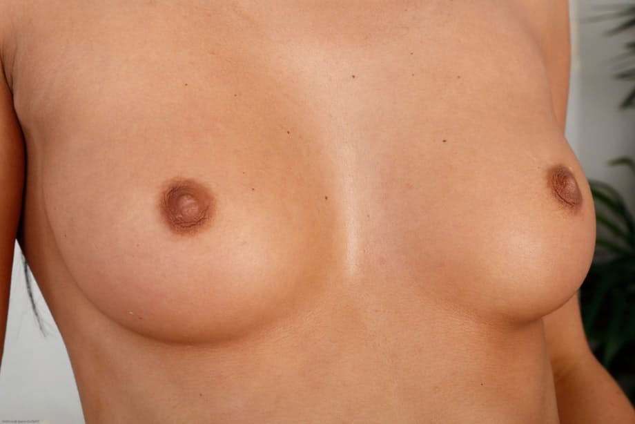 La splendida MILF Nikki Daniels si sfila lentamente le mutandine di pizzo, scoprendo la sua figa umida e rosa - 6