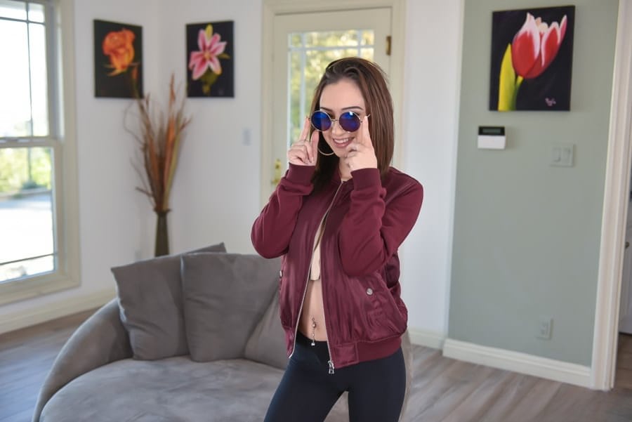 Lily Jordan enlève brusquement son pantalon de yoga pour exposer sa chatte latina trempée - 1