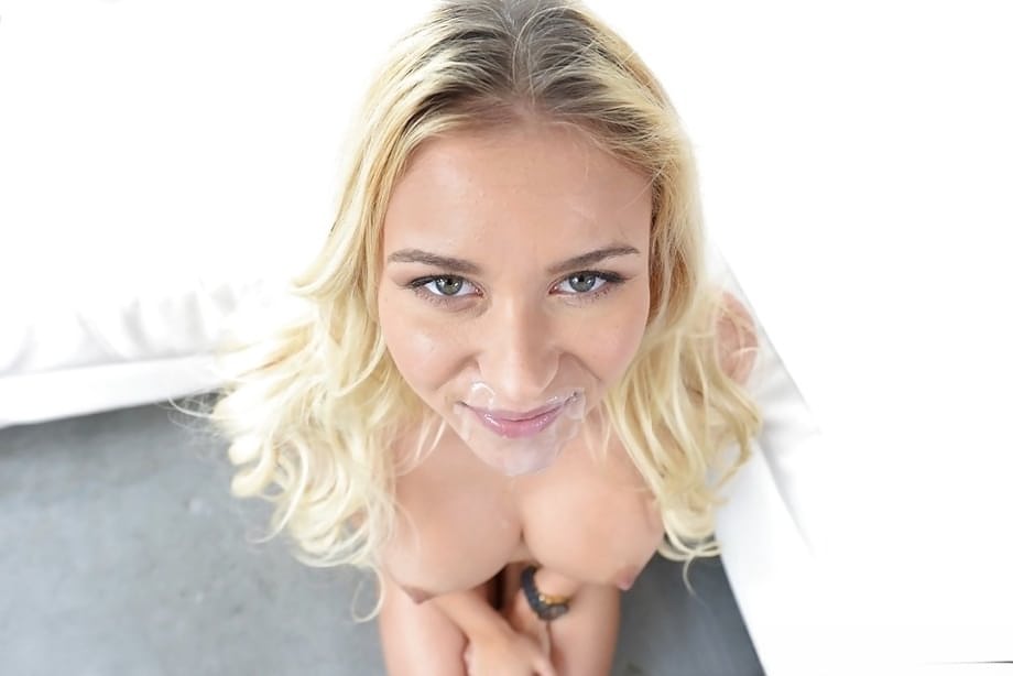 Marsha May, la blonde adolescente, offrant une pipe épique en léchant les couilles avec sa langue - 15