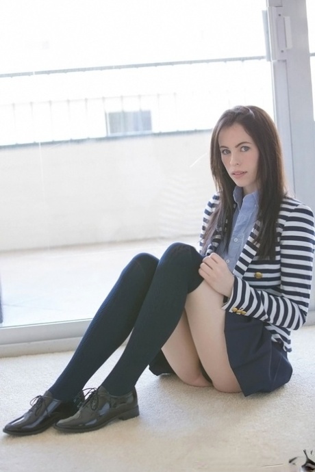 Veronica Pure, l'adolescente bruna bollente, si apre completamente in calze velate mentre la sua camicetta scivola fino al pavimento per un'immondo atto solitario - 2