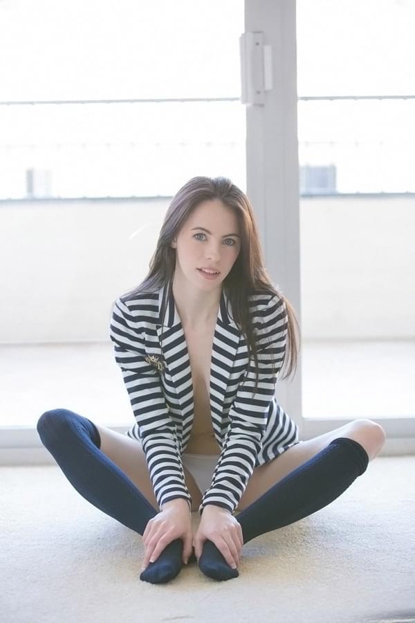 Veronica Pure, l'adolescente bruna bollente, si apre completamente in calze velate mentre la sua camicetta scivola fino al pavimento per un'immondo atto solitario - 5