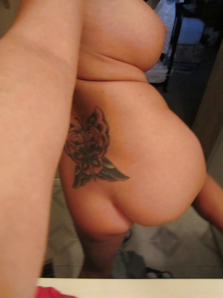 Loni Evans enlève sa lingerie rose en exhibant ses gros seins pour son plaisir en solo - 15