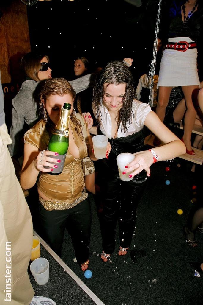 Tatiana C and tipsy babes champagne bathe before nightclub blowjob frenzy - 10
