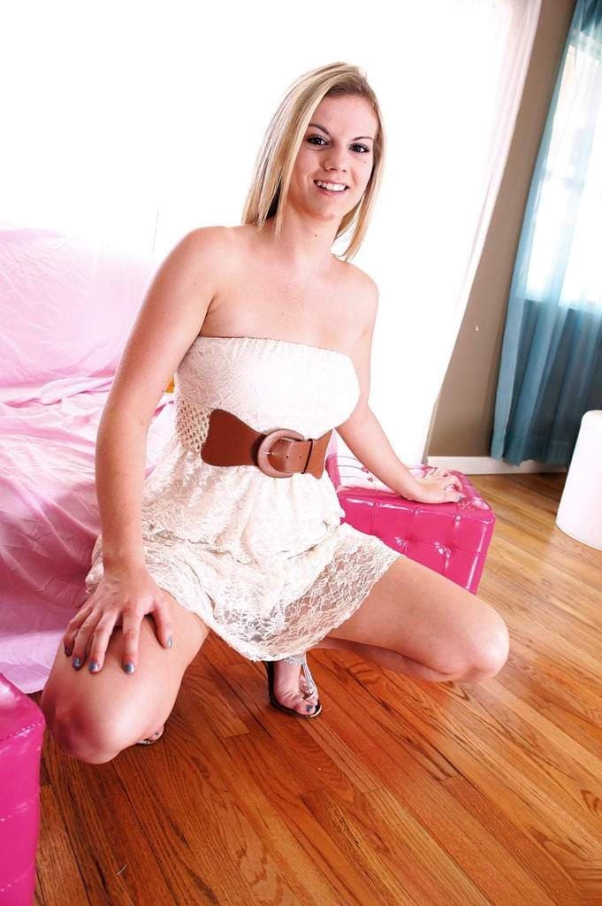 Sami StClair se déshabille entièrement et enfonce ses doigts dans sa chatte rose dégoulinante - 2