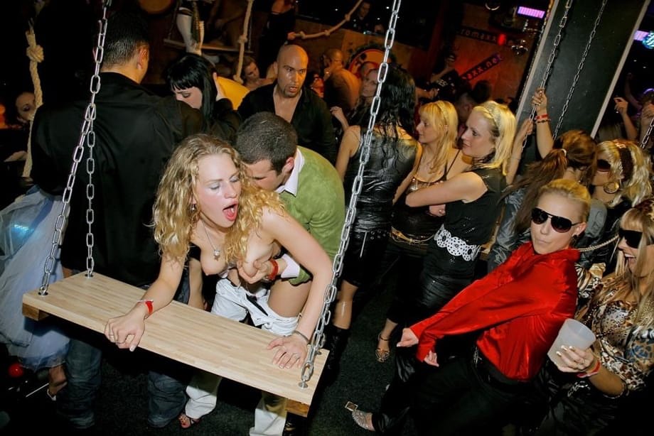 Carmen C y sus amigas de fiesta prenden una orgía grupal que dura toda la noche - 3