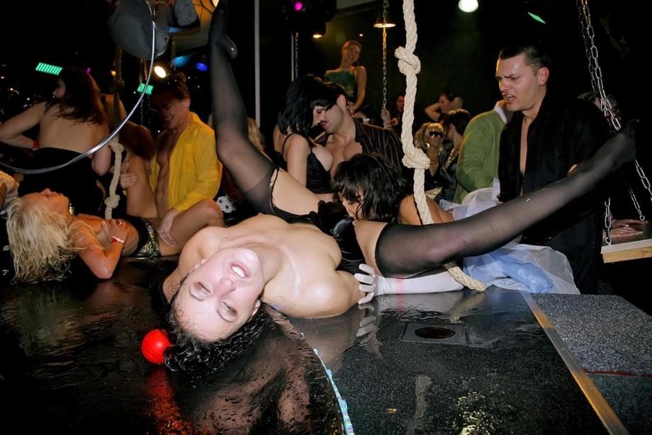 Carmen C y sus amigas de fiesta prenden una orgía grupal que dura toda la noche - 4