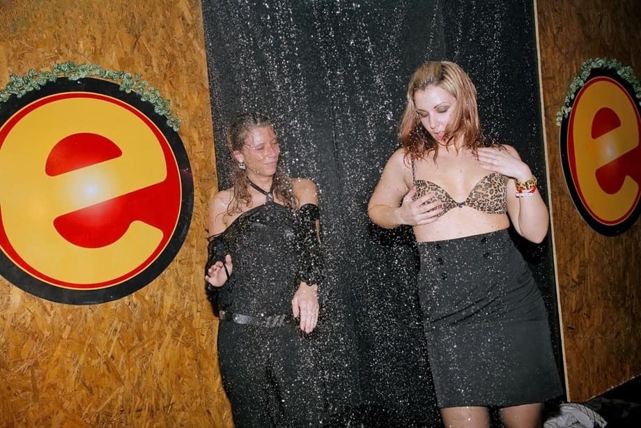 Carmen C y sus amigas de fiesta prenden una orgía grupal que dura toda la noche - 5