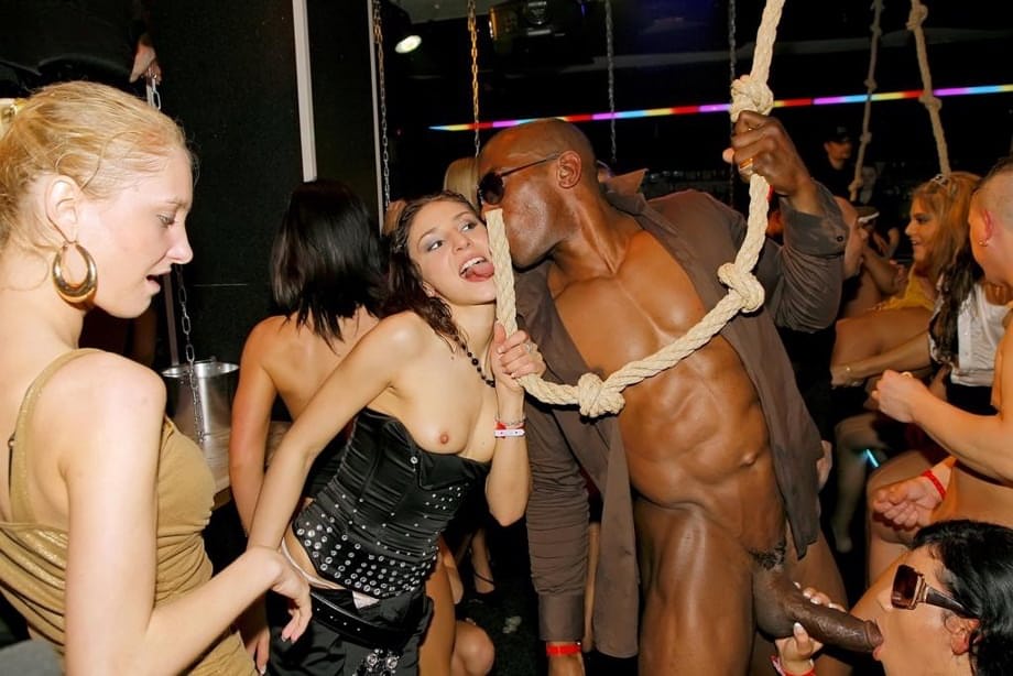 Carmen C y sus amigas de fiesta prenden una orgía grupal que dura toda la noche - 8