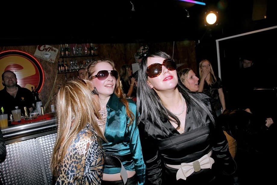 Carmen C y sus amigas de fiesta prenden una orgía grupal que dura toda la noche - 15