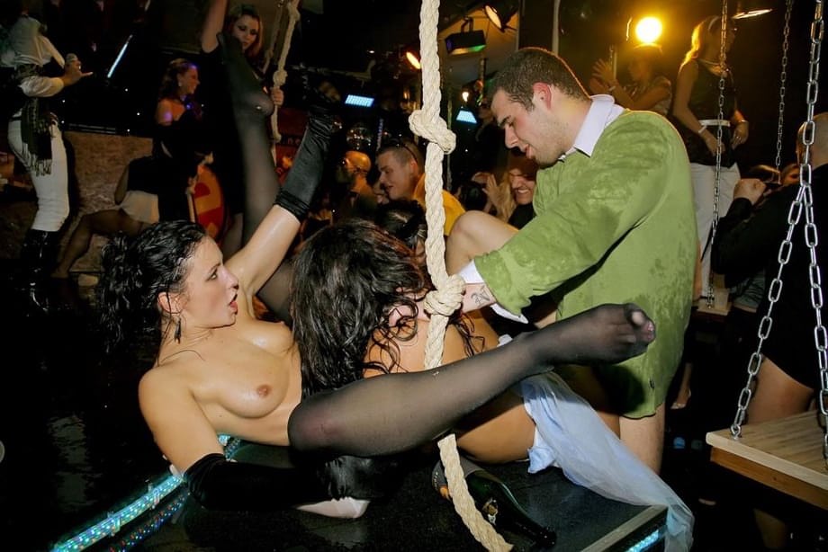 Paula C se empapa y folla duro en un guarrada de gangbang de fiesta - 6