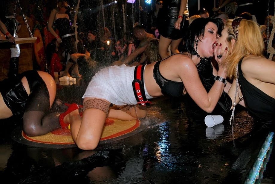 Paula C presume sus encantos más exquisitos en una orgía animada en una discoteca - 15