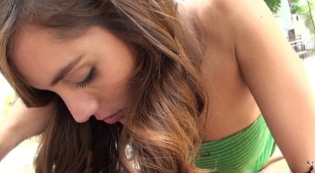 Alice Hatter dévore une énorme queue non circoncise dans une extase orale crue en POV - 3