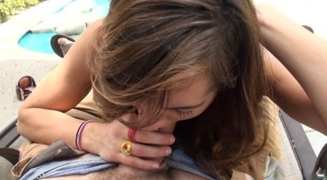 Alice Hatter dévore une énorme queue non circoncise dans une extase orale crue en POV - 9