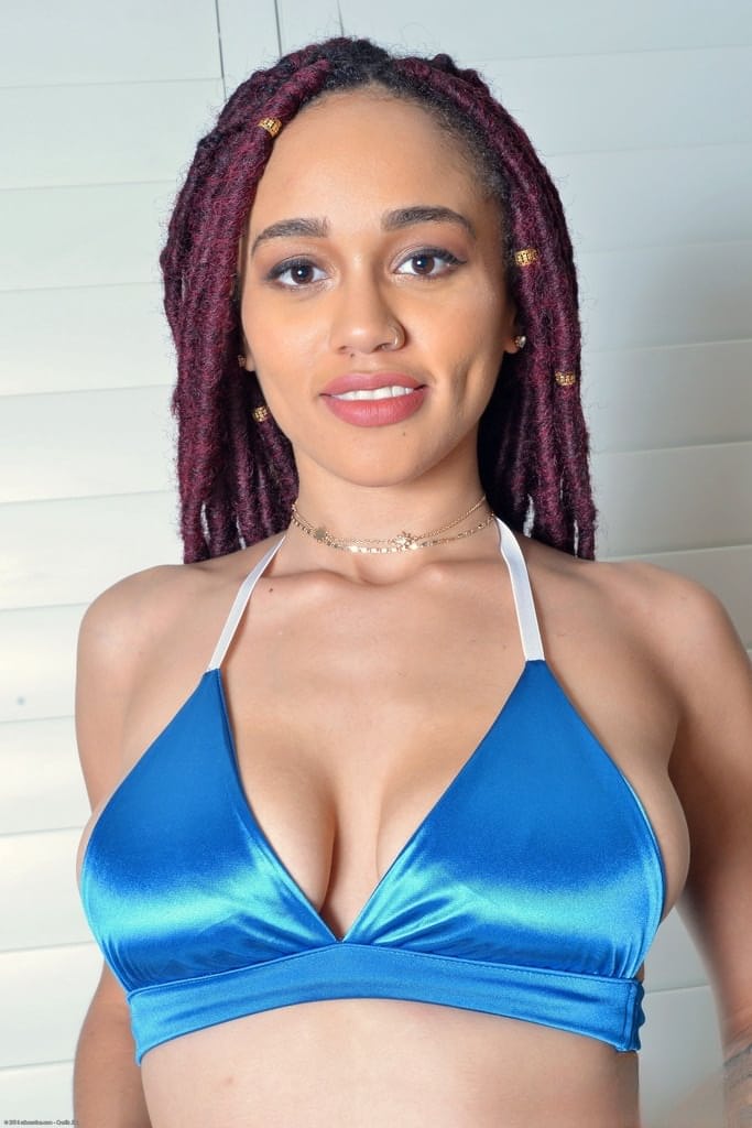 La clitoride ebony di Julie Kay stuzzicato e dilatato fino ad aprirsi completamente dalle dita affamate - 1