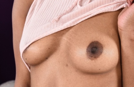 La sensual Sizi Sev revela su impresionante coño ébano después de quitarse su lencería sedosa - 5