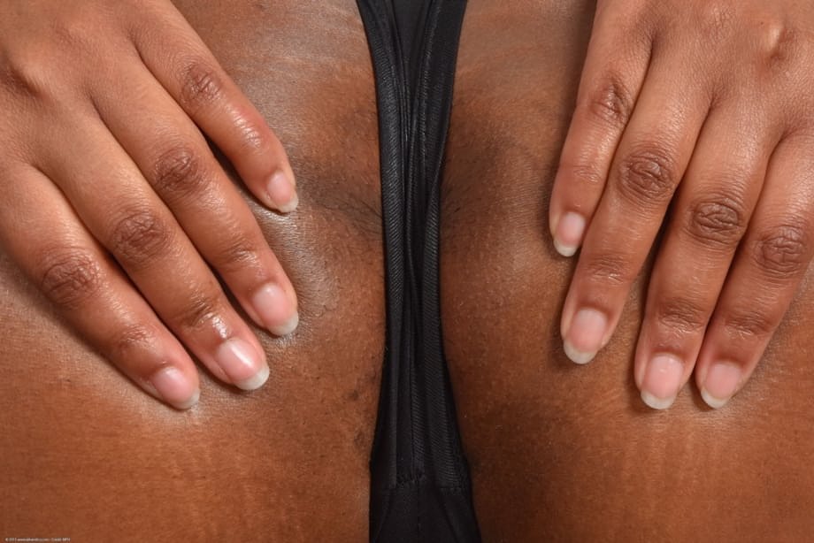 L'exquise Monique Symone dévoilant ses courbes chocolatées voluptueuses alors qu'elle se déshabille avec passion - 5