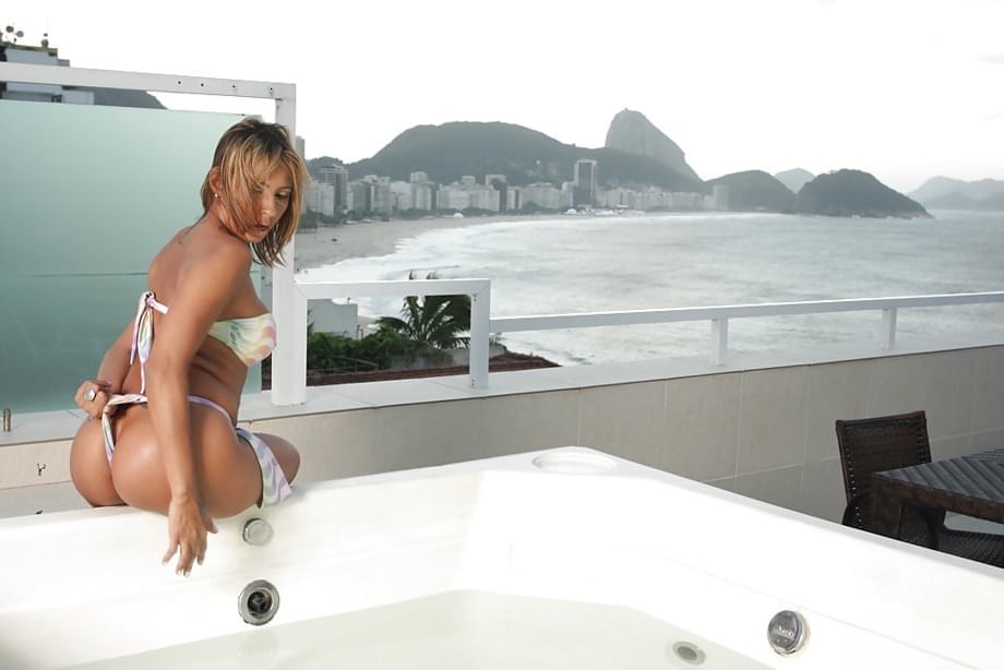 Suzy Anderson se déshabille au bord de la piscine en exhibant son énorme cul et ses seins de Latina - 4