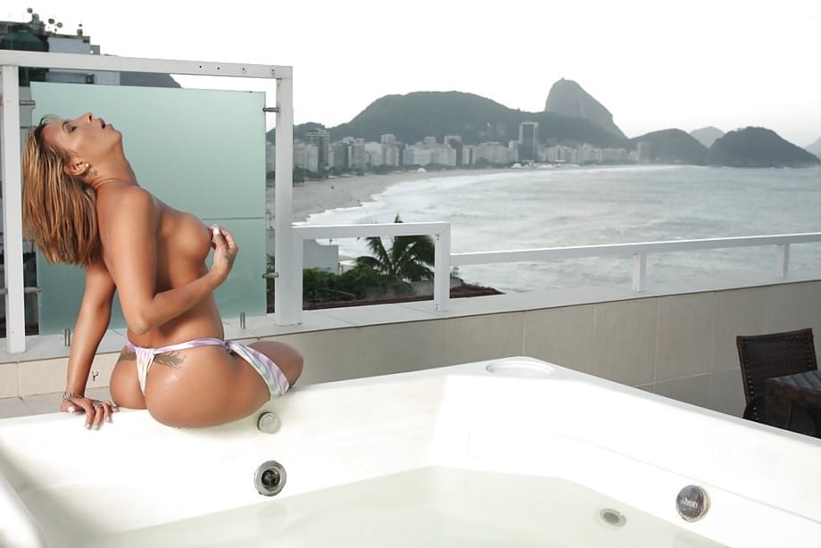 Suzy Anderson se déshabille au bord de la piscine en exhibant son énorme cul et ses seins de Latina - 7