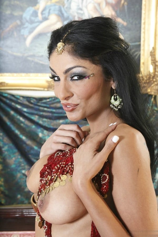 Persia Pele apre le gambe spalancate mostrando la sua figa luccicante - 5