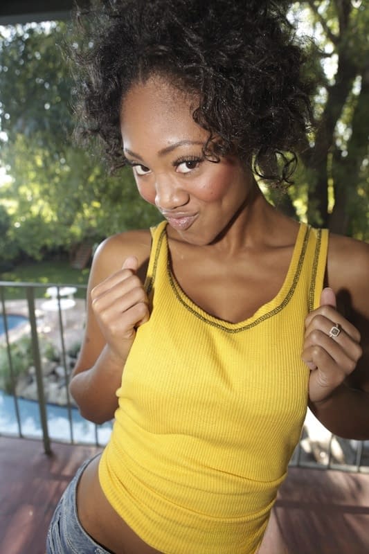 Evanni Solei abre su rosado coño brillante mientras presume su perfecto culo ebony. - 2