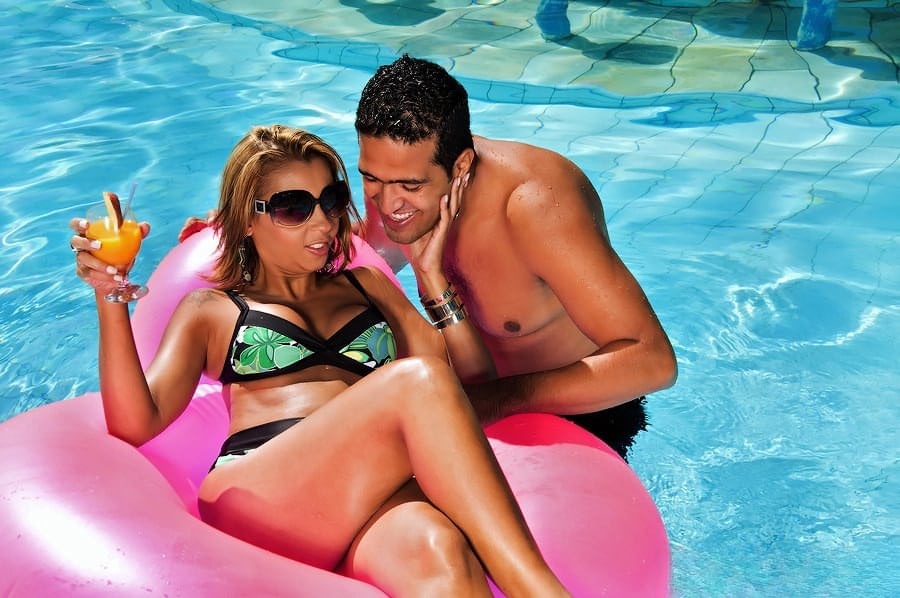 La chaleur explosive de MILF de Suzy Anderson explose dans un martèlement anal brûlant au bord de la piscine - 1