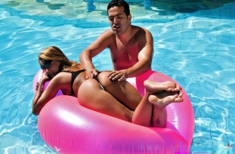 La chaleur explosive de MILF de Suzy Anderson explose dans un martèlement anal brûlant au bord de la piscine - 2