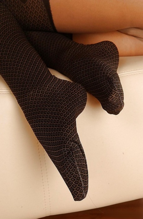 Valentina Velasquez écarte ses jambes gainées de collants, offrant une tentation brûlante et aguicheuse. - 11