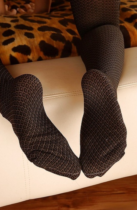 Valentina Velasquez écarte ses jambes gainées de collants, offrant une tentation brûlante et aguicheuse. - 12